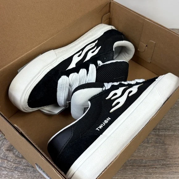 🔥 Straye “Logan Puff” Flame Sneakers Black & White 7M / 8.5W Like New in Box